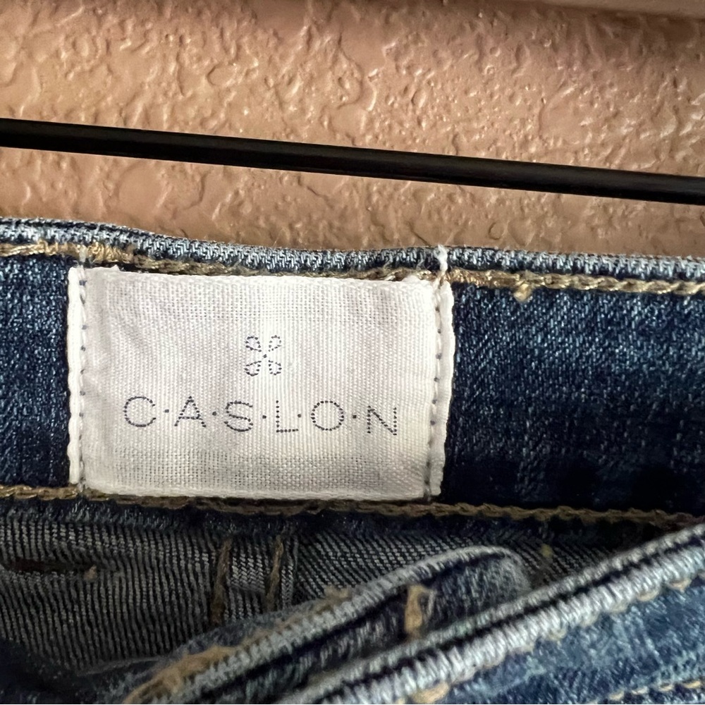 Caslon Boyfriend Jean Shorts with Cuffed Hems and Embroidered Sides Size 32 - Picture 3 of 8